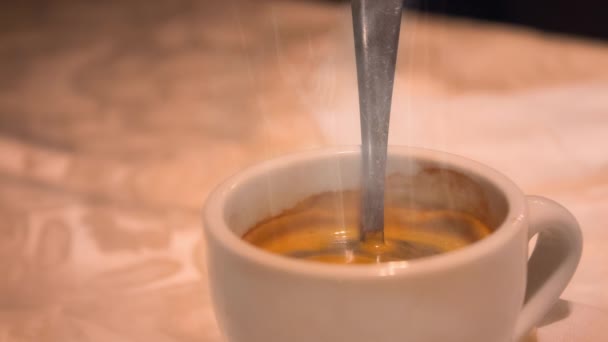 Aus Einer Tasse Mit Heißem Kaffee Und Teelöffel Stieg Rauch — Stockvideo