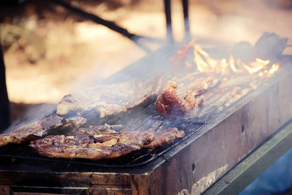 뜨거운 Bbq 그릴에 스테이크를 있습니다 선택적 초점으로 — 스톡 사진