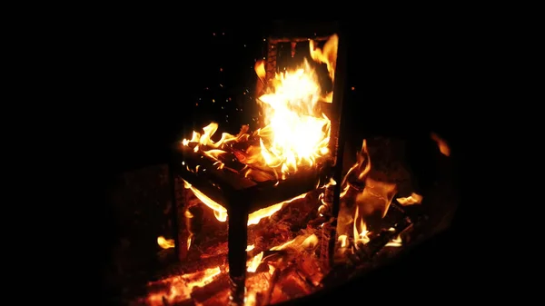 Sedia Legno Che Brucia Dentro Falò Vicino Scintille Alza Dal — Foto Stock