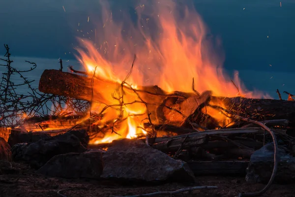 Fogueira Entardecer Praia Fechar Fogo Com Faíscas Ondas Calor — Fotografia de Stock