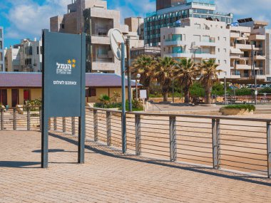Tel Aviv, İsrail - 06 Mayıs 2020: Gezinti alanının çıkışında Tel Aviv Port ticari bölgesinin logosuyla imzala. İbranice 