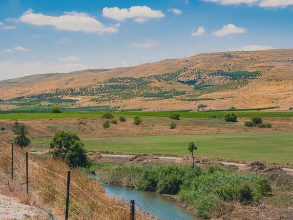 ヨルダン渓谷の北イスラエルの国の領域の風景 谷に風力タービンと緑の農業分野を持つ山が背景にあります 青空が広がる夏の日 — ストック写真