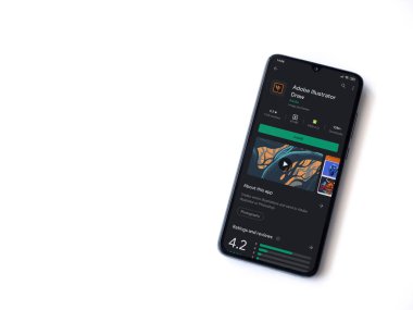 Lod, Israel - 8 Temmuz 2020: Adobe Illustrator Uygulama Oyun Mağazası sayfası beyaz arkaplanda izole edilmiş siyah bir cep telefonu görüntüsü. Üst görünüm düzlüğü kopyalama alanı ile yatıyordu.