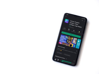 Lod, Israel - 8 Temmuz 2020: Canva - Grafik Tasarım uygulaması oyun mağazası sayfası beyaz arkaplanda izole edilmiş siyah bir cep telefonu ekranında. Üst görünüm düzlüğü kopyalama alanı ile yatıyordu. 