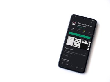 Lod, Israel - 8 Temmuz 2020: Easy Release Pro - Model Sürüm uygulaması oyun mağazası sayfası beyaz arkaplanda izole edilmiş siyah bir cep telefonu görüntüsü. Üst görünüm düzlüğü kopyalama alanı ile yatıyordu. 