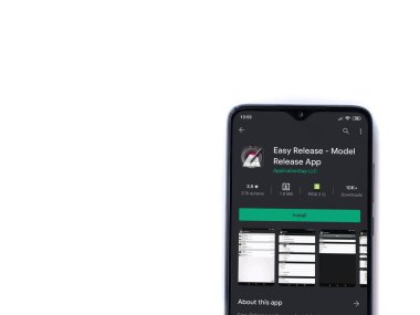 Lod, Israel - 8 Temmuz 2020: Easy Release Pro - Model Sürüm uygulaması oyun mağazası sayfası beyaz arkaplanda izole edilmiş siyah bir cep telefonu görüntüsü. Üst görünüm düzlüğü kopyalama alanı ile yatıyordu. 