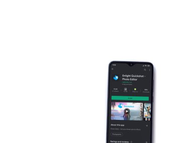 Lod, Israel - 8 Temmuz 2020: Beyaz arkaplanda izole edilmiş siyah bir cep telefonu ekranında Quickshot uygulaması oyun mağazası sayfasını aydınlat. Üst görünüm düzlüğü kopyalama alanı ile yatıyordu.