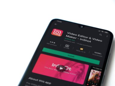 Lod, Israel - 8 Temmuz 2020: Inshot - Video Editörü & Movie Maker uygulama oyun sayfası beyaz arkaplanda izole edilmiş siyah bir cep telefonu ekranında. Üst görünüm düzlüğü kopyalama alanı ile yatıyordu.