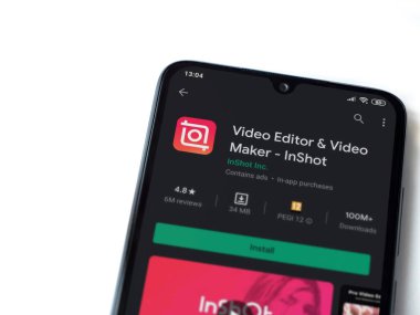 Lod, Israel - 8 Temmuz 2020: Inshot - Video Editörü & Movie Maker uygulama oyun sayfası beyaz arkaplanda izole edilmiş siyah bir cep telefonu ekranında. Üst görünüm düzlüğü kopyalama alanı ile yatıyordu.