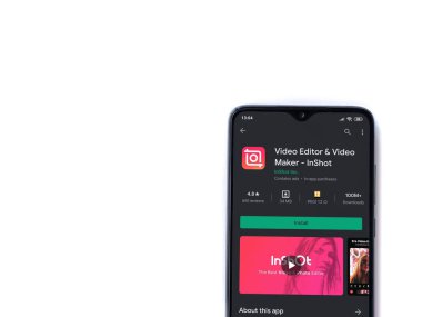 Lod, Israel - 8 Temmuz 2020: Inshot - Video Editörü & Movie Maker uygulama oyun sayfası beyaz arkaplanda izole edilmiş siyah bir cep telefonu ekranında. Üst görünüm düzlüğü kopyalama alanı ile yatıyordu.