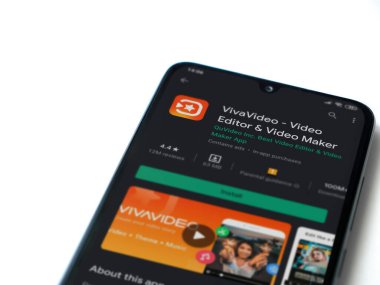 Lod, Israel - 8 Temmuz 2020: VivaVideo - Video Editörü ve Film Yapıcı uygulaması oyun sayfası beyaz arkaplanda izole edilmiş siyah bir cep telefonu ekranında. Üst görünüm düzlüğü kopyalama alanı ile yatıyordu.