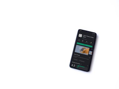 Lod, Israel - 8 Temmuz 2020: VSCO - Fotoğraf & Video Editörü uygulama oyun sayfası beyaz arkaplanda izole edilmiş siyah bir cep telefonu ekranında. Üst görünüm düzlüğü kopyalama alanı ile yatıyordu. 