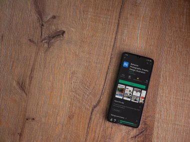 Lod, Israel - 8 Temmuz 2020: Adobe Behance uygulaması oyun mağazası sayfası ahşap arka planda siyah bir cep telefonu ekranında. Üst görünüm düzlüğü kopyalama alanı ile yatıyordu. 