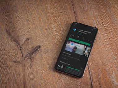 Lod, Israel - 8 Temmuz 2020: Ahşap arka planda siyah bir cep telefonu ekranında Quickshot uygulaması oyun mağazası sayfasını aydınlat. Üst görünüm düzlüğü kopyalama alanı ile yatıyordu.