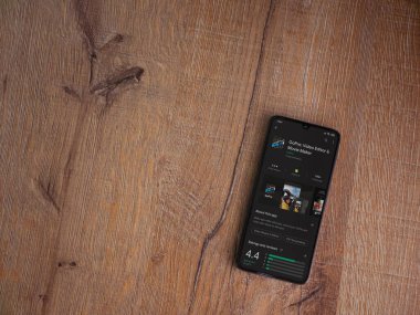 Lod, Israel - 8 Temmuz 2020: GoPro - Video Editörü ve Film Yapımcısı uygulama oyun sayfası ahşap arka planda siyah bir cep telefonunun ekranında. Üst görünüm düzlüğü kopyalama alanı ile yatıyordu.