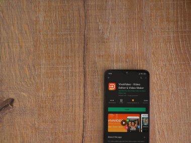 Lod, Israel - 8 Temmuz 2020: VivaVideo - Video Editörü ve Film Yapımcısı uygulama oyun sayfası ahşap arka planda siyah bir cep telefonunun ekranında. Üst görünüm düzlüğü kopyalama alanı ile yatıyordu.