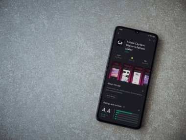 Lod, Israel - 8 Temmuz 2020: Adobe Capture - Vector and Destern Maker uygulama oyun sayfası seramik taş zemin üzerinde siyah bir cep telefonu görüntüsü. Üst görünüm düzlüğü kopyalama alanı ile yatıyordu.