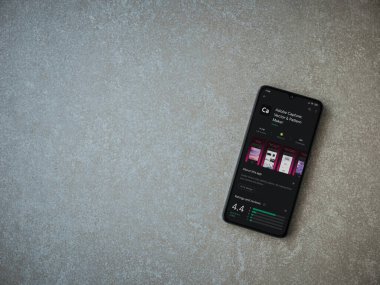 Lod, Israel - 8 Temmuz 2020: Adobe Capture - Vector and Destern Maker uygulama oyun sayfası seramik taş zemin üzerinde siyah bir cep telefonu görüntüsü. Üst görünüm düzlüğü kopyalama alanı ile yatıyordu.