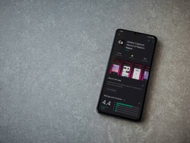 Lod, Israel - 8 Temmuz 2020: Adobe Capture - Vector and Destern Maker uygulama oyun sayfası seramik taş zemin üzerinde siyah bir cep telefonu görüntüsü. Üst görünüm düzlüğü kopyalama alanı ile yatıyordu.