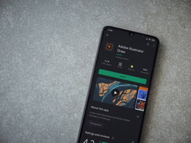 Lod, Israel - 8 Temmuz 2020: Adobe Illustrator uygulama oyun sayfası seramik taş zemin üzerinde siyah bir cep telefonu görüntüsü. Üst görünüm düzlüğü kopyalama alanı ile yatıyordu.