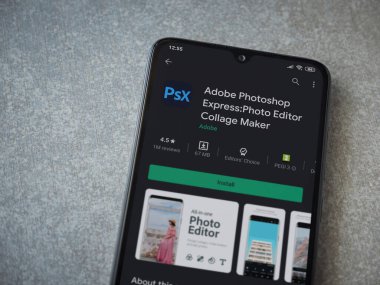 Lod, Israel - 8 Temmuz 2020: Adobe Photoshop Express Fotoğraf Editörü uygulama oyun sayfası seramik taş zemin üzerinde siyah bir cep telefonu görüntüsü. Üst görünüm düzlüğü kopyalama alanı ile yatıyordu.