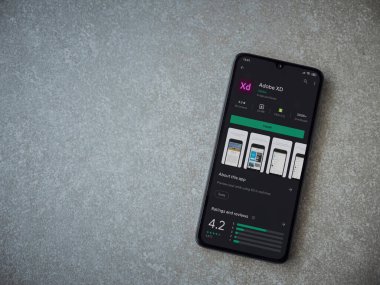 Lod, Israel - 8 Temmuz 2020: Seramik taş zemin üzerinde siyah bir cep telefonu ekranında XD uygulama oyun mağazası sayfası. Üst görünüm düzlüğü kopyalama alanı ile yatıyordu. 
