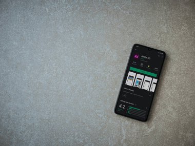 Lod, Israel - 8 Temmuz 2020: Seramik taş zemin üzerinde siyah bir cep telefonu ekranında XD uygulama oyun mağazası sayfası. Üst görünüm düzlüğü kopyalama alanı ile yatıyordu. 