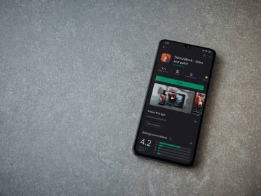 Lod, Israel - 8 Temmuz 2020: Autodesk SketchBook - Seramik taş zemin üzerinde siyah bir cep telefonunun ekranına uygulama oyun mağazası sayfası çiz ve boya. Üst görünüm düzlüğü kopyalama alanı ile yatıyordu.