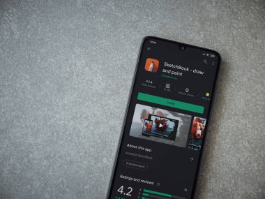 Lod, Israel - 8 Temmuz 2020: Autodesk SketchBook - Seramik taş zemin üzerinde siyah bir cep telefonunun ekranına uygulama oyun mağazası sayfası çiz ve boya. Üst görünüm düzlüğü kopyalama alanı ile yatıyordu.