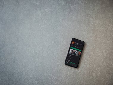 Lod, Israel - 8 Temmuz 2020: Autodesk SketchBook - Seramik taş zemin üzerinde siyah bir cep telefonunun ekranına uygulama oyun mağazası sayfası çiz ve boya. Üst görünüm düzlüğü kopyalama alanı ile yatıyordu.