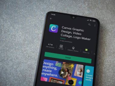 Lod, Israel - 8 Temmuz 2020: Canva - Grafik Tasarım uygulaması oyun mağazası sayfası seramik taş zemin üzerinde siyah bir cep telefonu görüntüsü. Üst görünüm düzlüğü kopyalama alanı ile yatıyordu. 