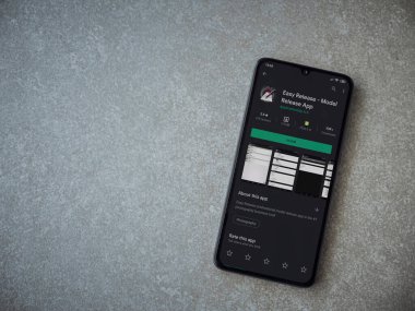 Lod, Israel - 8 Temmuz 2020: Easy Release Pro - Model Sürüm uygulaması oyun mağazası sayfası seramik taş zemin üzerinde siyah bir cep telefonu görüntüsü. Üst görünüm düzlüğü kopyalama alanı ile yatıyordu. 