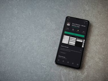 Lod, Israel - 8 Temmuz 2020: Easy Release Pro - Model Sürüm uygulaması oyun mağazası sayfası seramik taş zemin üzerinde siyah bir cep telefonu görüntüsü. Üst görünüm düzlüğü kopyalama alanı ile yatıyordu. 