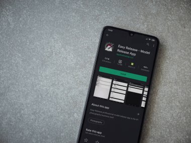 Lod, Israel - 8 Temmuz 2020: Easy Release Pro - Model Sürüm uygulaması oyun mağazası sayfası seramik taş zemin üzerinde siyah bir cep telefonu görüntüsü. Üst görünüm düzlüğü kopyalama alanı ile yatıyordu. 