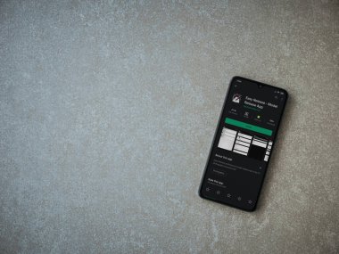 Lod, Israel - 8 Temmuz 2020: Easy Release Pro - Model Sürüm uygulaması oyun mağazası sayfası seramik taş zemin üzerinde siyah bir cep telefonu görüntüsü. Üst görünüm düzlüğü kopyalama alanı ile yatıyordu. 