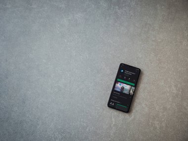 Lod, Israel - 8 Temmuz 2020: Seramik taş zemin üzerinde siyah bir cep telefonunun gösterildiği Quickshot uygulaması oyun mağazası sayfasını aydınlat. Üst görünüm düzlüğü kopyalama alanı ile yatıyordu.