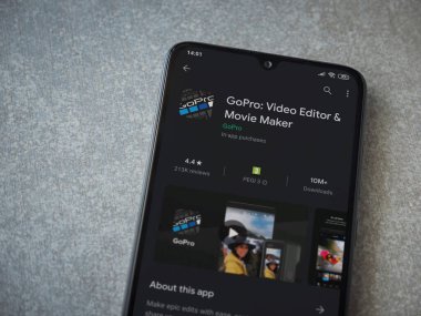 Lod, Israel - 8 Temmuz 2020: GoPro - Video Editörü ve Film Yapımcısı uygulama oyun sayfası seramik taş zemin üzerinde siyah bir cep telefonu görüntüsü. Üst görünüm düzlüğü kopyalama alanı ile yatıyordu.