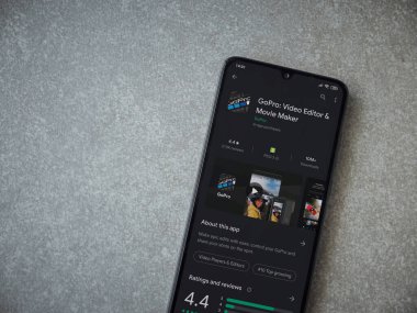 Lod, Israel - 8 Temmuz 2020: GoPro - Video Editörü ve Film Yapımcısı uygulama oyun sayfası seramik taş zemin üzerinde siyah bir cep telefonu görüntüsü. Üst görünüm düzlüğü kopyalama alanı ile yatıyordu.