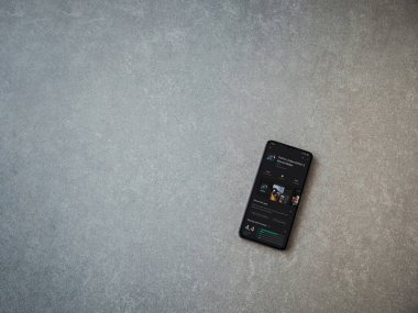Lod, Israel - 8 Temmuz 2020: GoPro - Video Editörü ve Film Yapımcısı uygulama oyun sayfası seramik taş zemin üzerinde siyah bir cep telefonu görüntüsü. Üst görünüm düzlüğü kopyalama alanı ile yatıyordu.