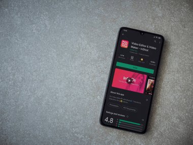 Lod, Israel - 8 Temmuz 2020: Inshot - Video Editörü ve Film Yapımcısı uygulama oyun sayfası seramik taş zemin üzerinde siyah bir cep telefonunun ekranında. Üst görünüm düzlüğü kopyalama alanı ile yatıyordu.