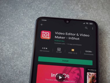 Lod, Israel - 8 Temmuz 2020: Inshot - Video Editörü ve Film Yapımcısı uygulama oyun sayfası seramik taş zemin üzerinde siyah bir cep telefonunun ekranında. Üst görünüm düzlüğü kopyalama alanı ile yatıyordu.
