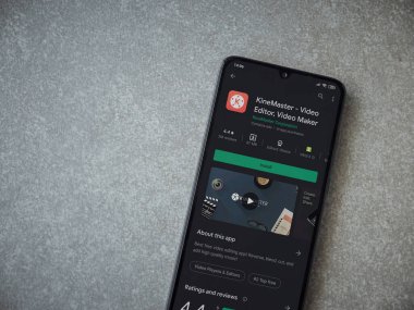 Lod, Israel - 8 Temmuz 2020: KineMaster - Video Editörü ve Film Yapımcısı uygulama oyun sayfası seramik taş zemin üzerinde siyah bir cep telefonu görüntüsü. Üst görünüm düzlüğü kopyalama alanı ile yatıyordu.
