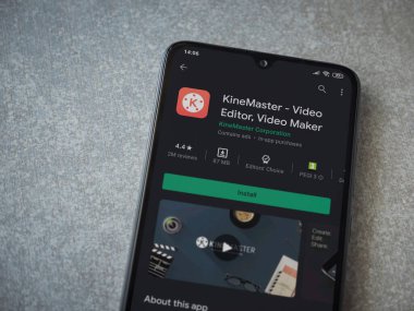 Lod, Israel - 8 Temmuz 2020: KineMaster - Video Editörü ve Film Yapımcısı uygulama oyun sayfası seramik taş zemin üzerinde siyah bir cep telefonu görüntüsü. Üst görünüm düzlüğü kopyalama alanı ile yatıyordu.