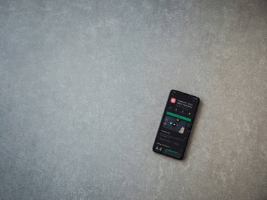 Lod, Israel - 8 Temmuz 2020: KineMaster - Video Editörü ve Film Yapımcısı uygulama oyun sayfası seramik taş zemin üzerinde siyah bir cep telefonu görüntüsü. Üst görünüm düzlüğü kopyalama alanı ile yatıyordu.
