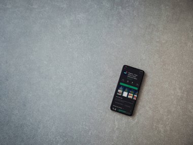 Lod, Israel - 8 Temmuz 2020: Magisto - Video Editörü ve Film Yapıcı uygulama oyun sayfası seramik taş zemin üzerinde siyah bir cep telefonunun sergilenmesi. Üst görünüm düzlüğü kopyalama alanı ile yatıyordu.