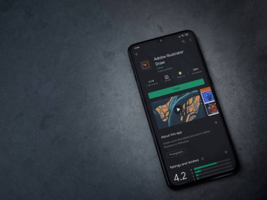 Lod, Israel - 8 Temmuz 2020: Adobe Illustrator Adobe Illustrator uygulama oyun sayfası koyu mermer taştan bir arka planda siyah bir cep telefonu sergilenmektedir. Üst görünüm düzlüğü kopyalama alanı ile yatıyordu.