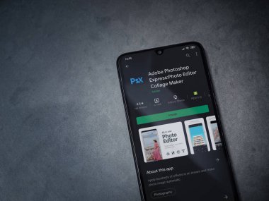 Lod, Israel - 8 Temmuz 2020: Adobe Photoshop Express Fotoğraf Editörü uygulama oyun sayfası koyu mermer taştan bir arka planda siyah bir cep telefonunun ekranında. Üst görünüm düzlüğü kopyalama alanı ile yatıyordu.