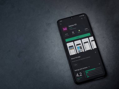 Lod, Israel - 8 Temmuz 2020: Koyu mermer taşlı arka planda siyah bir cep telefonunun sergilendiği XD uygulama oyun mağazası sayfası. Üst görünüm düzlüğü kopyalama alanı ile yatıyordu. 