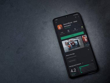 Lod, Israel - 8 Temmuz 2020: Autodesk SketchBook - koyu mermer taşlı arka planda siyah bir cep telefonunun ekranına uygulama oyun mağazası sayfası çiz ve boya. Üst görünüm düzlüğü kopyalama alanı ile yatıyordu.