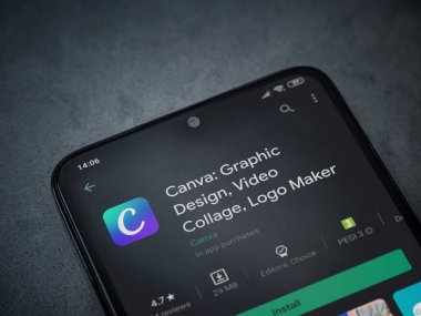 Lod, Israel - 8 Temmuz 2020: Canva - Grafik Tasarım uygulaması oyun mağazası sayfası koyu mermer taştan bir arka planda siyah bir cep telefonu sergilenmektedir. Üst görünüm düzlüğü kopyalama alanı ile yatıyordu. 